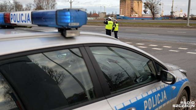 Policjanci kontrolowali autokary. Fot. Łukasz Szełemej [Radio Szczecin] "Bezpieczne ferie". Policja sprawdza autokary [WIDEO, ZDJĘCIA]