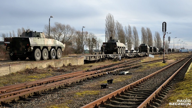 26 transporterów opancerzonych typu "Rosomak" ruszyło na poligon w Drawsku Pomorskim. Fot. Łukasz Szełemej [Radio Szczecin] Rosomaki wyjechały na poligon w Drawsku Pomorskim [WIDEO, ZDJĘCIA]