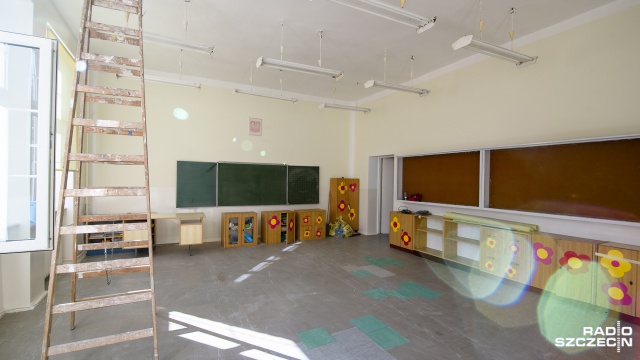 Dzięki osadzonym dzieci mogą się uczyć w wyremontowanym budynku szkoły. Fot. Konrad Nowak [Radio Szczecin] Pracują zamiast marnować czas w więziennej celi [WIDEO, ZDJĘCIA]