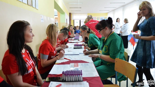 Kilkadziesiąt osób chce pomóc 7-letniemu Kubie choremu na białaczkę. Do Szkoły Podstawowej nr 37 w Szczecinie przyszli potencjalni dawcy szpiku, żeby się zarejestrować. Fot. Łukasz Szełemej [Radio Szczecin] Kuba potrzebuje szpiku. Każdy może pomóc [WIDEO, ZDJĘCIA]