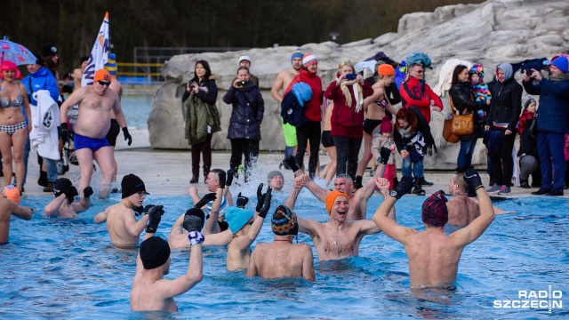 Około stu osób wskoczyło w niedzielę do basenu na kąpielisku Arkonka w Szczecinie. Fot. Konrad Nowak [Radio Szczecin] Morsy w swoim żywiole wyznają sobie miłość [WIDEO, ZDJĘCIA]