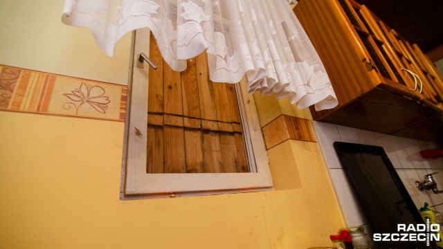 Okno, które prowadzi do kuchni księdza proboszcza zostało wybite. Fot. Konrad Nowak [Radio Szczecin] Cenne relikwie skradzione z kościoła w Załomiu [WIDEO, ZDJĘCIA]