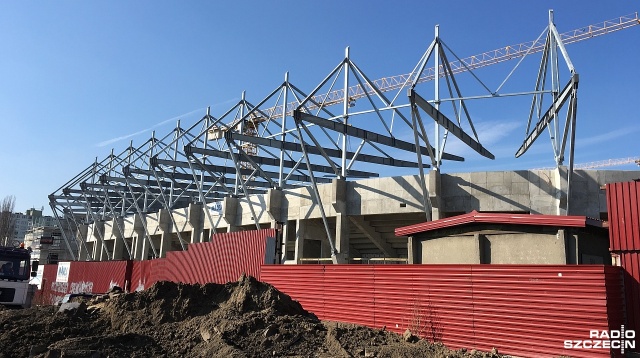 Stadion piłkarski z czterema zadaszonymi trybunami na 18 tysięcy miejsc powstaje w Łodzi. Fot. Tobiasz Madejski [Radio Szczecin] Projekt stadionu Widzewa do wykorzystania w Szczecinie? Reportaż z Łodzi [WIDEO, ZDJĘCIA]