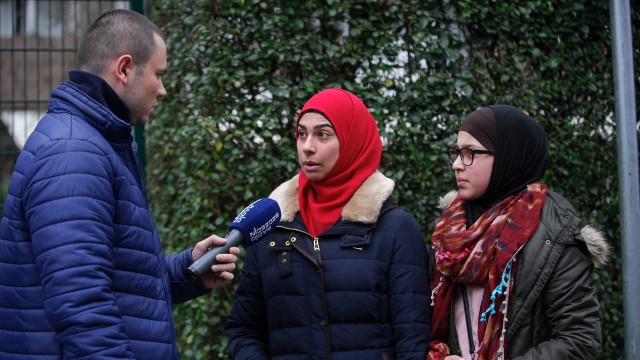 Zdecydowana większość kobiet nosi hidżab. Fot. Konrad Nowak [Radio Szczecin] Reporter Radia Szczecin w dzielnicy zwanej "wylęgarnią terrorystów" [ZDJĘCIA]