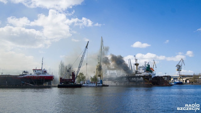 Płonie jednostka, która cumuje w doku Morskiej Stoczni Remontowej Gryfia. Fot. Konrad Nowak [Radio Szczecin] Pożar w Gryfii. Trudna akcja strażaków [WIDEO, ZDJĘCIA]