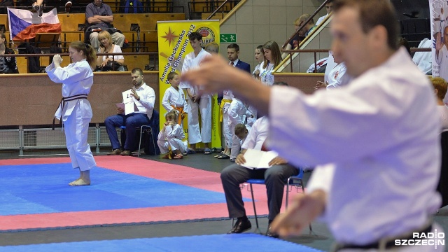 Na macie w Szczecińskim Domu Sportu rozpoczęły się międzynarodowe zawody "Polish Open 2016". Fot. Łukasz Szełemej [Radio Szczecin] Gwiazdy światowego karate w Szczecinie [ZDJĘCIA]
