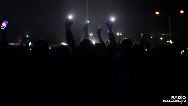 Kilka tysięcy osób bawiło się na pierwszym koncercie szczecińskich Juwenaliów. Fot. Konrad Nowak [Radio Szczecin] Studenci świętują na Łasztowni [WIDEO, DUŻO ZDJĘĆ]