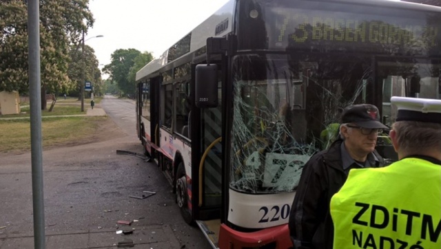 Dwa samochody osobowe i autobus komunikacji miejskiej linii 73 zderzyły się przy skrzyżowaniu ulic Bryczkowskiego i Fiołkowej w Wielgowie. Fot. Przemysław Kijo Zderzenie dwóch aut i autobusu. 11 osób w szpitalu [ZDJĘCIA, NOWE]