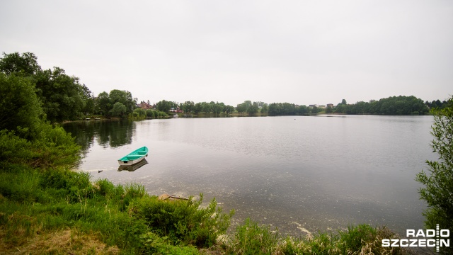 Nurkowie będą badali jezioro Drawsko także w sobotę. Fot. Konrad Nowak [Radio Szczecin] Podwodna akcja poszukiwawcza. Dno jeziora Drawsko badają nurkowie [WIDEO, ZDJĘCIA]