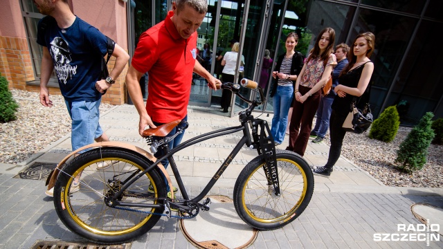 Szczecińska fundacja Projekt353 zaprezentowała legendarny rower marki Stoewer. Fot. Konrad Nowak [Radio Szczecin] Rower marki Stoewer zaprezentowany. Cacko [WIDEO, ZDJĘCIA]