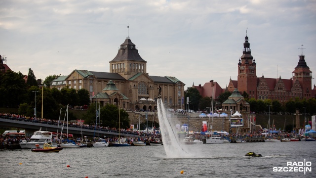 Water Show 2016 w Szczecinie. Fot. Konrad Nowak [Radio Szczecin] Z 27 metrów do Odry. Pierwsze takie pokazy w Szczecinie [WIDEO, ZDJĘCIA]