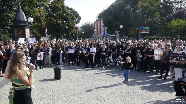 Protest w obronie praw kobiet na pl. Grunwaldzkim w Szczecinie. Fot. Michał Król [Radio Szczecin] Protest w obronie praw kobiet [ZDJĘCIA]