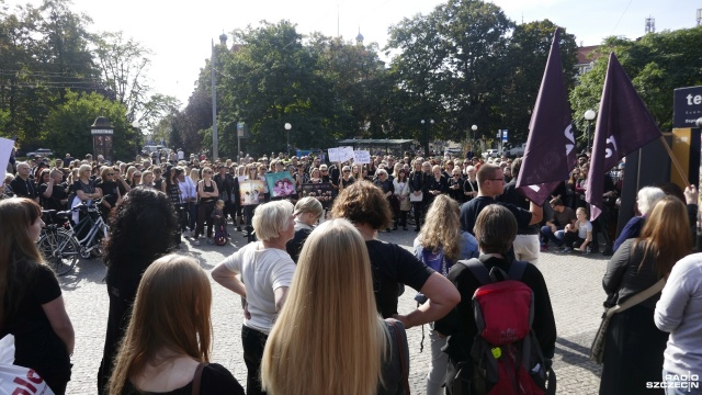Protest w obronie praw kobiet na pl. Grunwaldzkim w Szczecinie. Fot. Michał Król [Radio Szczecin] Protest w obronie praw kobiet [ZDJĘCIA]