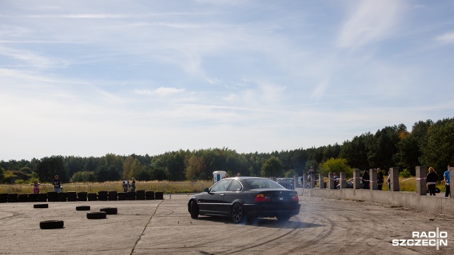 Superszybkie samochody, wyścigi na 1/4 mili i pokaz driftu na lotnisku w Chojnie. Fot. Konrad Nowak [Radio Szczecin] Pokazy superszybkich aut w Chojnie [WIDEO, DUŻO ZDJĘĆ]