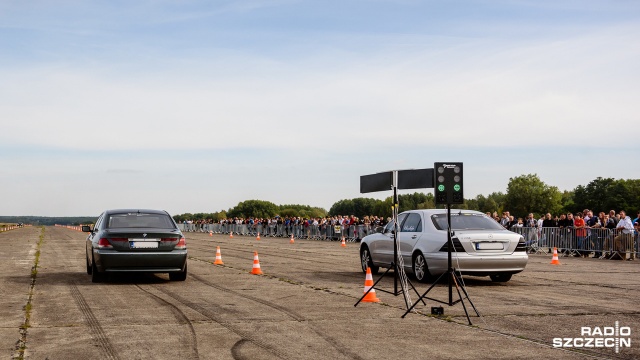 Superszybkie samochody, wyścigi na 1/4 mili i pokaz driftu na lotnisku w Chojnie. Fot. Konrad Nowak [Radio Szczecin] Pokazy superszybkich aut w Chojnie [WIDEO, DUŻO ZDJĘĆ]
