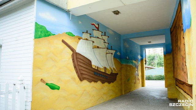 Wielkie murale z bohaterami bajek można oglądać na osiedlu Słonecznym w Szczecinie. Fot. Konrad Nowak [Radio Szczecin] Bajkowy świat na Słonecznym. Zobacz wielkie murale [ZDJĘCIA]