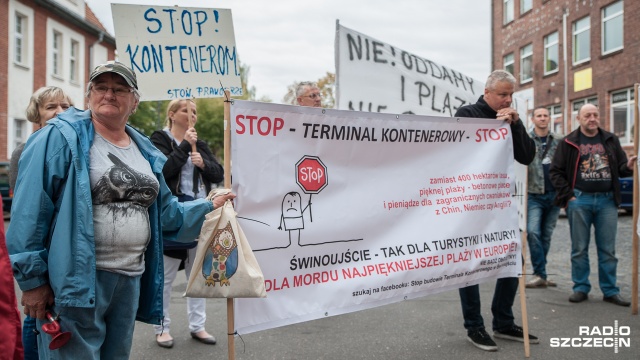 Protest przeciwko budowie terminala kontenerowego w Świnoujściu. Fot. Olaf Nowicki [Radio Szczecin] "Stop kontenerom" i "nie damy się zabetonować". Protest w Świnoujściu [ZDJĘCIA]