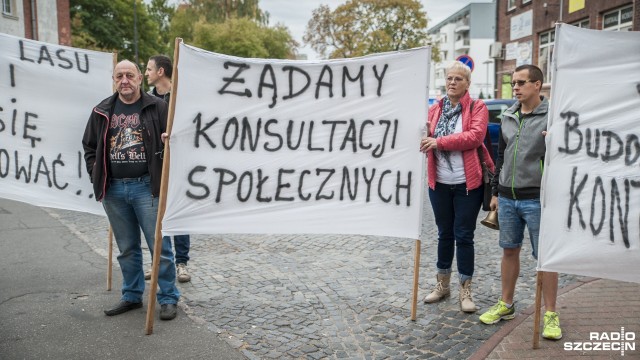 Protest przeciwko budowie terminala kontenerowego w Świnoujściu. Fot. Olaf Nowicki [Radio Szczecin] "Stop kontenerom" i "nie damy się zabetonować". Protest w Świnoujściu [ZDJĘCIA]
