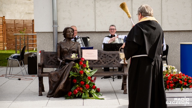 Pomnik XIX-wiecznej pisarki, Elizabeth von Arnim stanął w Dobrej Szczecińskiej. Przedstawia siedzącą na ławce z książką w dłoniach kobietę. Fot. Konrad Nowak [Radio Szczecin] Pomnik pisarki w Dobrej Szczecińskiej [ZDJĘCIA]