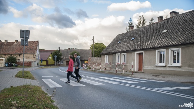 Dzieci walczą o bezpieczeństwo w drodze do szkoły w Widuchowej. Fot. Olaf Nowicki [Radio Szczecin] Dzieci walczą o bezpieczeństwo w drodze do szkoły w Widuchowej [ZDJĘCIA]