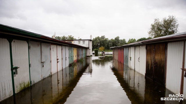 Woda zalała Wyspę Pucką i inne części miasta. Fot. Konrad Nowak [Radio Szczecin] Woda podtopiła część Wyspy Puckiej. "Do domu wchodzimy oknem" [WIDEO, ZDJĘCIA]