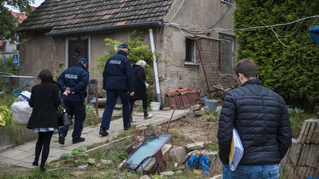 Komornik w asyście policji eksmitował kobietę, której dom został dwukrotnie sprzedany. Fot. Olaf Nowicki [Radio Szczecin] Pozorna sprzedaż domu zakończona eksmisją [WIDEO, ZDJĘCIA]