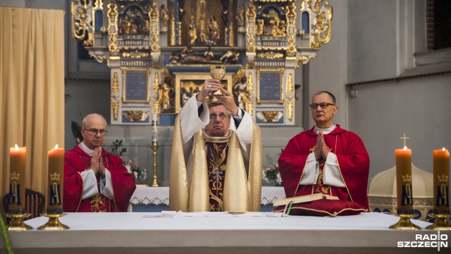 Nabożeństwo w kościele w Nowogardzie odprawił abp Andrzej Dzięga. Fot. Olaf Nowicki [Radio Szczecin] Relikwie błogosławionego w Nowogardzie [ZDJĘCIA]
