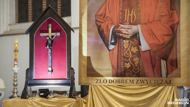 Relikwie ks. Jerzego Popiełuszki zostały umieszczone w krzyżu. Fot. Olaf Nowicki [Radio Szczecin] Relikwie błogosławionego w Nowogardzie [ZDJĘCIA]