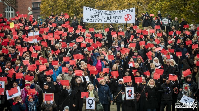 Strajk kobiet rozpoczął się w południe na szczecińskim Placu Solidarności. Zebrało się tam przynajmniej kilkaset osób. Fot. Olaf Nowicki [Radio Szczecin] Manifestacja w Szczecinie. Pokazali czerwone kartki dla rządu [WIDEO, ZDJĘCIA]