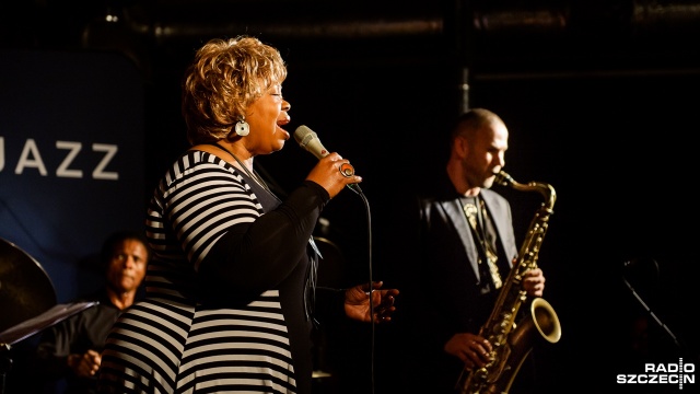 Deborah Brown i szczeciński saksofonista Sylwester Ostrowski wystąpili w czwartek wieczorem w Starej Rzeźni. Fot. Konrad Nowak [Radio Szczecin] Jazz z Kansas City na Łasztowni. Brown: "Dotknęliśmy serc" [WIDEO, ZDJĘCIA]