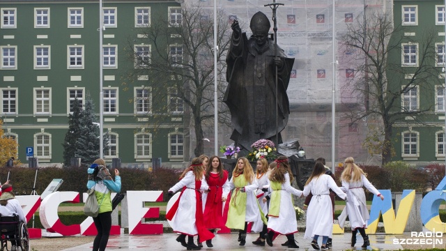 Pokaz mody słowiańskiej, tańce, śpiewy oraz wystawa fotograficzna - to wszystko w sobotnie przedpołudnie na szczecińskich Jasnych Błoniach. Fot. Weronika Łyczywek [Radio Szczecin] Polsko-ukraińskie klimaty na Jasnych Błoniach [ZDJĘCIA]