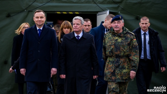 Andrzej Duda (z lewej) i Joachim Gauck (w środku) w sztabie korpusu NATO w Szczecinie. Fot. Olaf Nowicki [Radio Szczecin] Andrzej Duda i Joachim Gauck rozmawiali w korpusie NATO w Szczecinie [WIDEO, ZDJĘCIA]