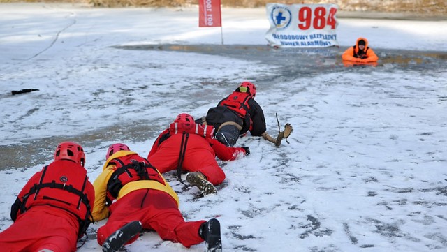 Strażak i przechodnie uratowali mężczyznę z lodowatego jeziora