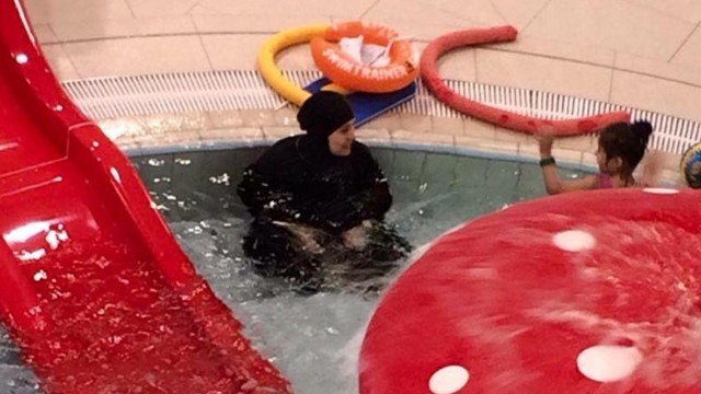 Muzułmanka w basenie wywołała falę negatywnych emocji