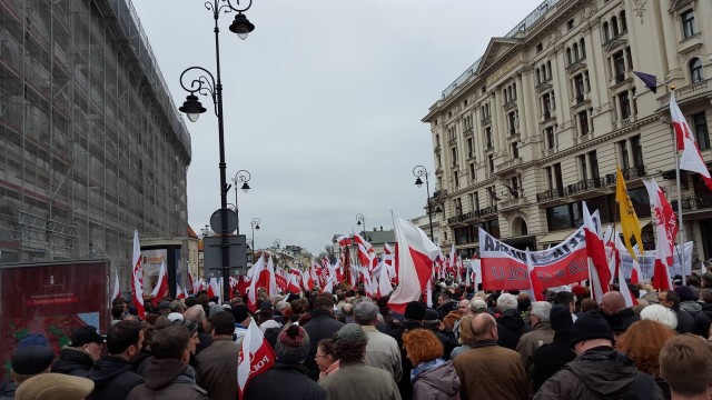 Tysiące ludzi na Krakowskim Przedmieściu. Upamiętnili ofiary katastrofy