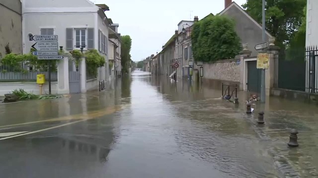 Francja pod wodą. Ewakuują prezydenta [WIDEO]