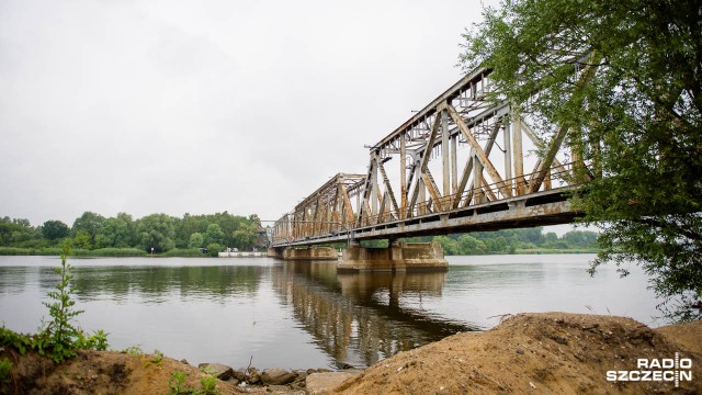 Kolejowy most zwodzony w Podjuchach zamknięty