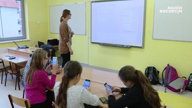 Uczniowie z podstawówki uczą się ze smartfonem w ręku [WIDEO]