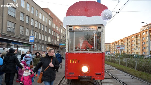 Świąteczny tramwaj kursował po Szczecinie. Prowadził go Mikołaj [ZDJĘCIA]