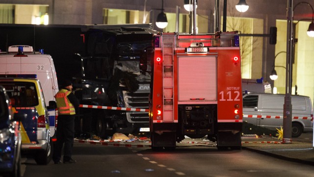 Zamach terrorystyczny w Berlinie. Nie żyje Polak, kierowca ciężarówki [WIDEO, ZDJĘCIA NOWE, NA ŻYWO]
