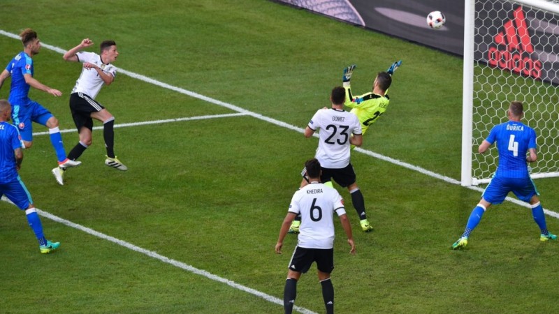Julian Draxler strzela bramkę na 3:0. Fot. www.twitter.com/UEFAEURO