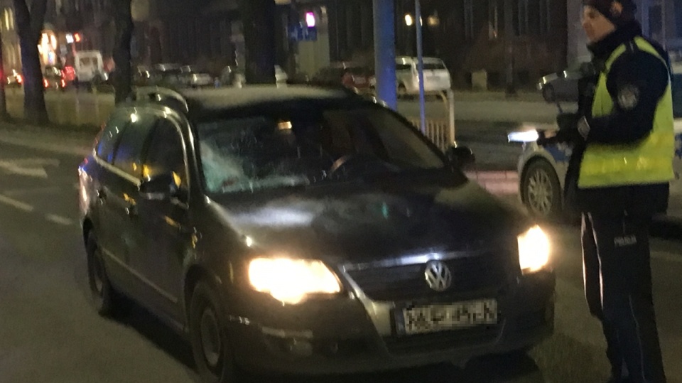 Samochód osobowy potrącił mężczyznę i jego wnuczkę na ulicy Bohaterów Warszawy przy sklepie Netto. Fot. Internauta