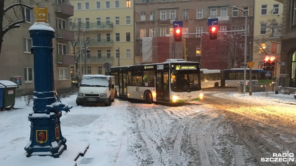 Na ul. Felczaka stanął autobus linii 87. Fot. Andrzej Ćwirko [Radio Szczecin]