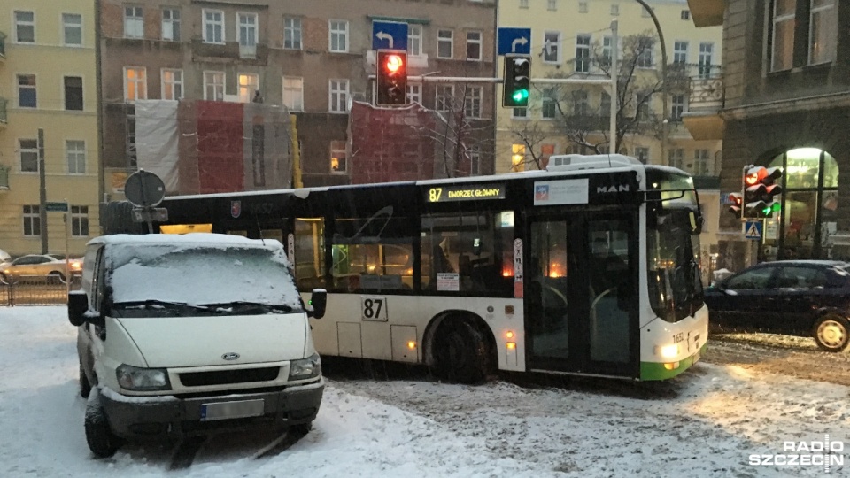 Na ul. Felczaka stanął autobus linii 87. Fot. Andrzej Ćwirko [Radio Szczecin]
