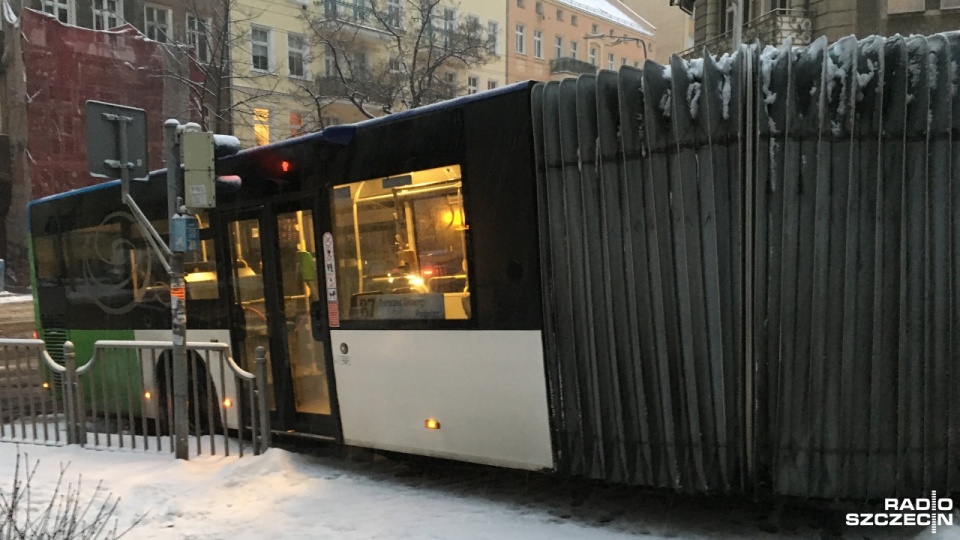 Na ul. Felczaka stanął autobus linii 87. Fot. Andrzej Ćwirko [Radio Szczecin]