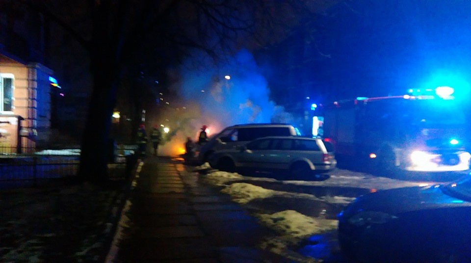 Zastęp straży pożarnej gasi płonący samochód na ulicy Śląskiej w Szczecinie. Fot. Kamil Baracz