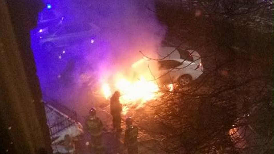Jak poinformował nas dyżurny straży, w aucie nie było nikogo, nie wiadomo też dlaczego Lexus stanął w płomieniach. Fot. Ewelina Głowacka