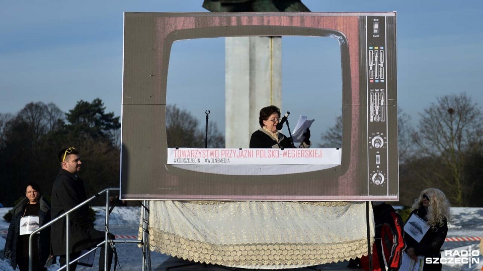 Na Jasnych Błoniach w Szczecinie zgromadziło się kilkaset osób. Fot. Łukasz Szełemej [Radio Szczecin]