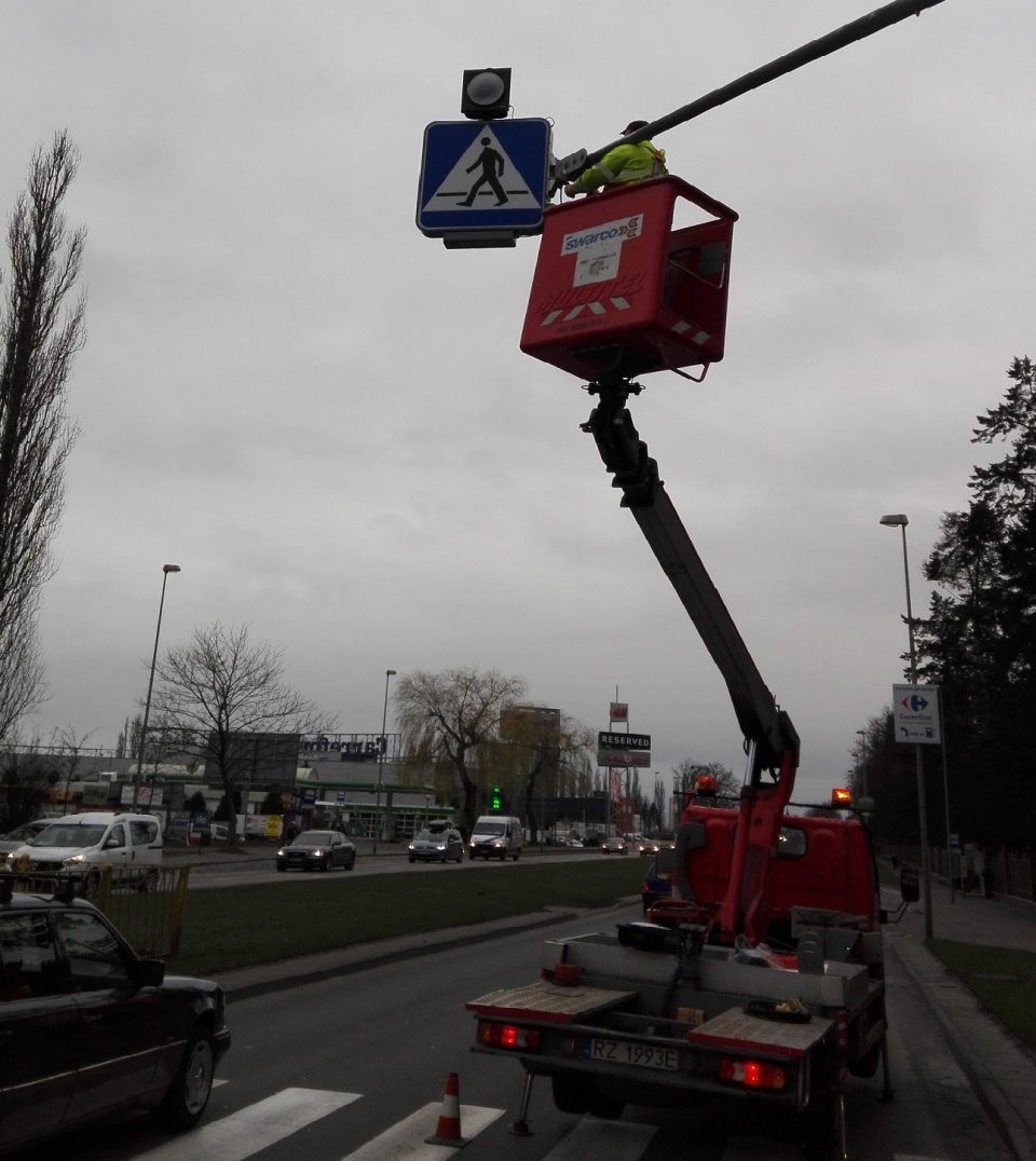 Zarząd Dróg i Transportu Miejskiego w Szczecinie rozpoczął montaż świateł i oznakowań poprawiających bezpieczeństwo na przejściach dla pieszych. Fot. Mat. ZDiTM Szczecin.
