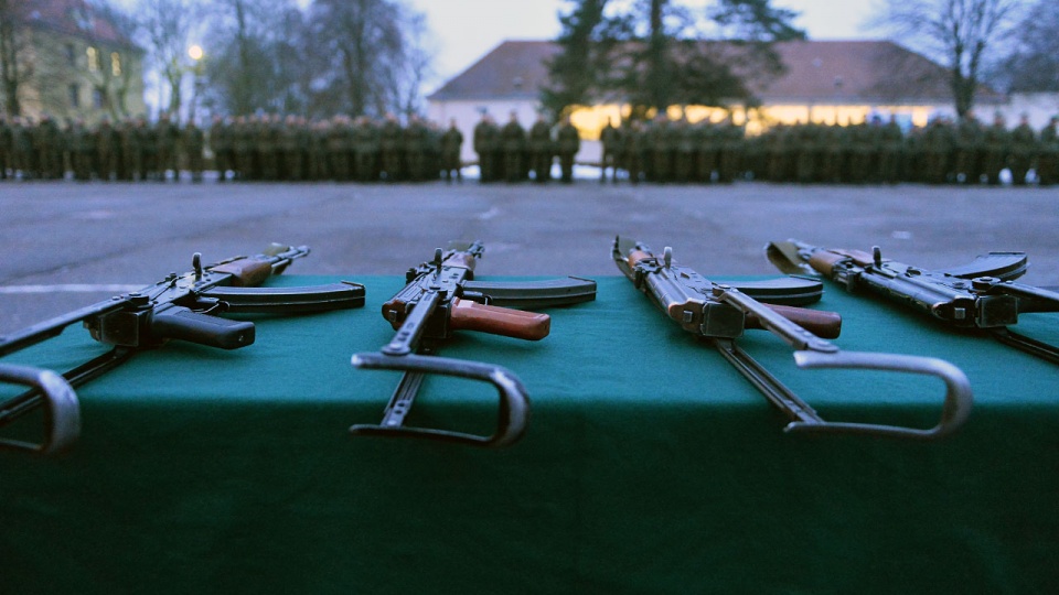 Ochotnicy, którzy rozpoczęli szkolenie wojskowe w 12 Brygadzie Zmechanizowanej w Szczecinie odebrali w piątek swoją broń. Fot. Łukasz Szełemej [Radio Szczecin]
